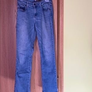 Levi’s Demi Curve